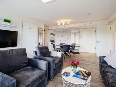 Wohn/Essbereich: Sofa, Sitzbereich, Essbereich, TV, Zugang zum Balkon