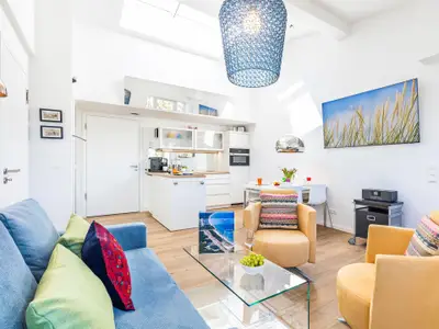 Wohnbereich: Sofa, Sofatisch, Dreh-Sessel, Smart-TV, Insektenschutz