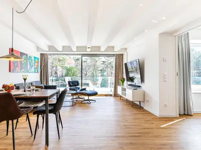 Wohn/Essbereich: Sofa, Sitzbereich, Essbereich, Flach-TV, Balkon Zugang