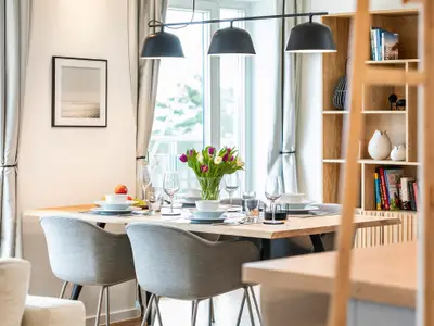 Wohnzimmer: Schlafsofa, TV, Zugang zum Balkon