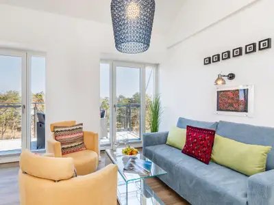 Wohnbereich: Sofa, Sofatisch, Dreh-Sessel, Smart-TV, Insektenschutz