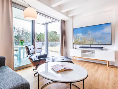 Wohn/Essbereich: Sofa, Sitzbereich, Essbereich, Flach-TV, Balkon Zugang