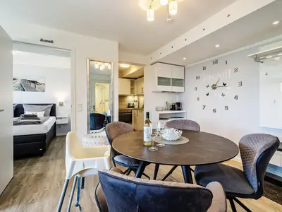 Wohn/Essbereich: Sofa, Sitzbereich, Essbereich, TV, Zugang zum Balkon