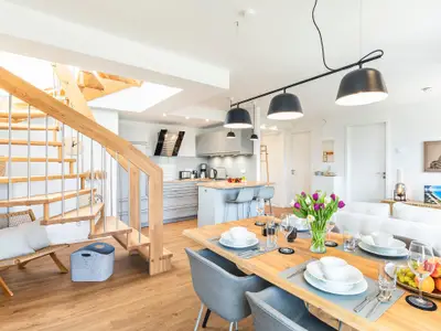 Wohnzimmer: Schlafsofa, TV, Zugang zum Balkon