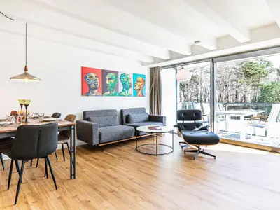 Wohn/Essbereich: Sofa, Sitzbereich, Essbereich, Flach-TV, Balkon Zugang