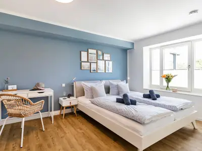 Schlafzimmer 1 mit Blick in Richtung Ostsee