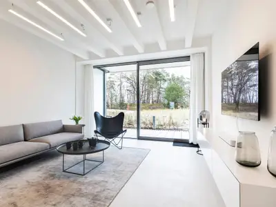 Wohnzimmer: Sofa, TV, Zugang zur Terrasse