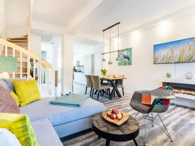 Wohn/Essbereich: Schlafsofa, TV, Zugang zur Terrasse