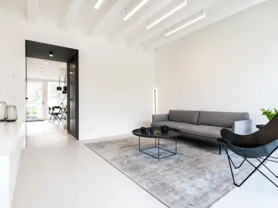 Wohnzimmer: Sofa, TV, Zugang zur Terrasse