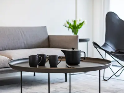 Wohnzimmer: Sofa, TV, Zugang zur Terrasse