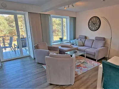 Wohn/Essbereich: Sofa, Sitzbereich, Essbereich, TV, Zugang zum Balkon