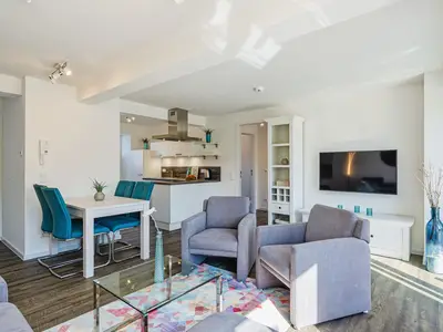 Wohn/Essbereich: Sofa, Sitzbereich, Essbereich, TV, Zugang zum Balkon