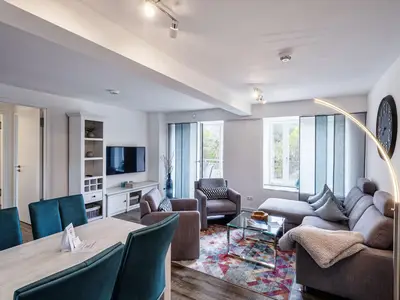 Wohn/Essbereich: Sofa, Sitzbereich, Essbereich, TV, Zugang zum Balkon