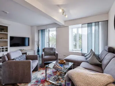 Wohn/Essbereich: Sofa, Sitzbereich, Essbereich, TV, Zugang zum Balkon