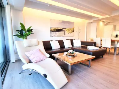 Wohnzimmer: Essbereich, Schlafsofa, Elektro-Kamin, Smart- TV, Zugang zum Balkon