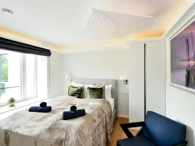 Schlafzimmer 1: Doppelbett (180x200), TV, Kleideschrank