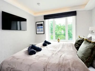 Schlafzimmer 1: Doppelbett (180x200), TV, Kleideschrank