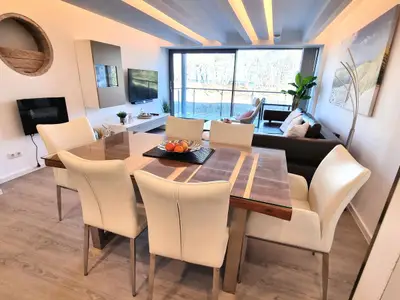 Wohnzimmer: Essbereich, Schlafsofa, Elektro-Kamin, Smart- TV, Zugang zum Balkon