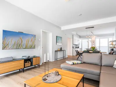 Wohnzimmer: Sofa, TV, Zugang zu den 2 Terrassen