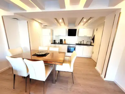 Wohnzimmer: Essbereich, Schlafsofa, Elektro-Kamin, Smart- TV, Zugang zum Balkon