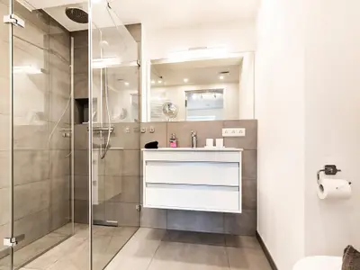 2 Bäder mit Dusche, Handtuchheizkörper