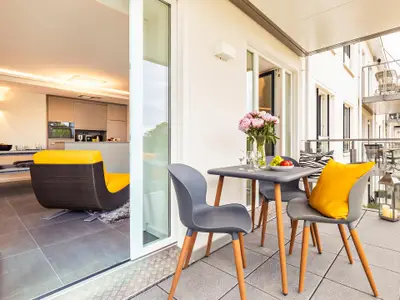 Wohn/Essbereich: TV, Zugang zum Balkon