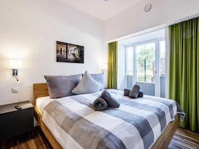 Schlafzimmer 1: Doppelbett (160x200), Kleiderschrank, Smart-TV