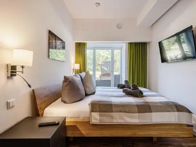 Schlafzimmer 1: Doppelbett (160x200), Kleiderschrank, Smart-TV