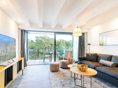 Wohnbereich/Essbereich: Ledercouch mit Tisch, 2 Lederschaukelsessel, Esstisch mit 4 Stühlen, Panoramafenster, Smart-TV,