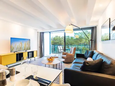 Wohnbereich/Essbereich: Ledercouch mit Tisch, 2 Lederschaukelsessel, Esstisch mit 4 Stühlen, Panoramafenster, Smart-TV,