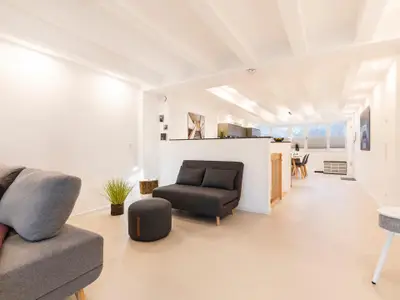 Wohn-/Essbereich: Schlafcouch (90 x 180), Sitzbereich, Essbereich, Smart-TV, mobiles Soundsystem (via Bluetooth), Zugang