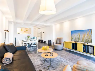 Wohnbereich/Essbereich: Ledercouch mit Tisch, 2 Lederschaukelsessel, Esstisch mit 4 Stühlen, Panoramafenster, Smart-TV,