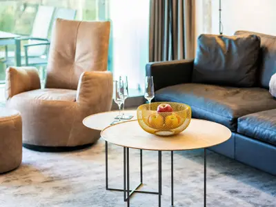 Wohnbereich/Essbereich: Ledercouch mit Tisch, 2 Lederschaukelsessel, Esstisch mit 4 Stühlen, Panoramafenster, Smart-TV,