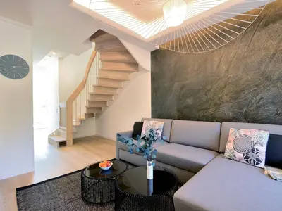 Wohn/Essbereich: Sofa, Sitzbereich, Essbereich, TV, Zugang zur Terrasse