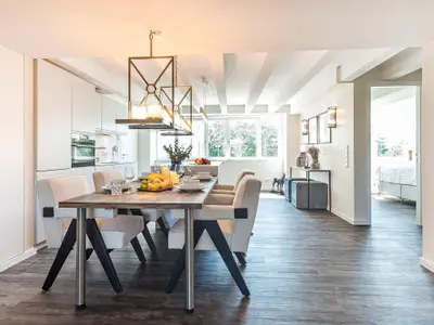 Wohn/Essbereich: Sofa, Sitzbereich, TV, Essbereich, Zugang zum Balkon