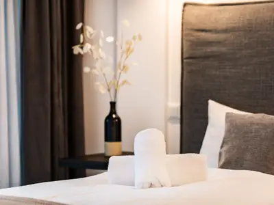 Schlafzimmer 1: Doppelbett (180x200), Schrank, Smart-TV, Verdunkelungsmöglichkeiten, Zugang zum Balkon (Seeseite)