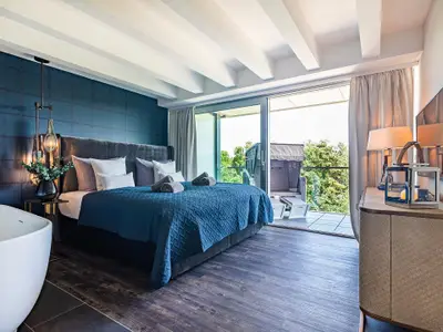 Schlafzimmer 1: Doppelbett (180x200), TV, freistehende Badewanne, Zugang zum Balkon