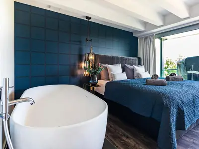 Schlafzimmer 1: Doppelbett (180x200), TV, freistehende Badewanne, Zugang zum Balkon