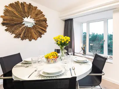 Wohn/Essbereich: Schlafsofa, Sitzbereich, Essbereich, TV, Zugang zum Balkon