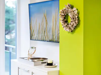 Wohn/Essbereich: Schlafsofa, Sitzbereich, Essbereich, TV, Zugang zum Balkon