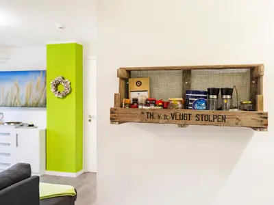 Wohn/Essbereich: Schlafsofa, Sitzbereich, Essbereich, TV, Zugang zum Balkon