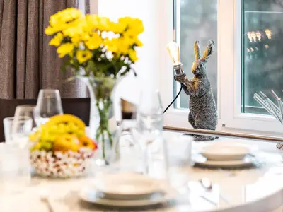 Wohn/Essbereich: Schlafsofa, Sitzbereich, Essbereich, TV, Zugang zum Balkon