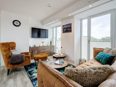 Wohn/Essbereich: Sofa, Sitzbereich, Essbereich, TV, Zugang zum Balkon