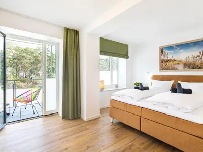 Schlafzimmer 1 (Seeseite): 1 Doppelbett (180x200), TV-Flachbild, Zugang zum Balkon