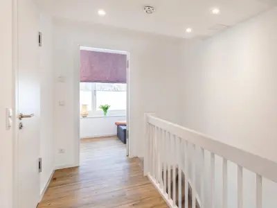 Schlafzimmer 1 (Seeseite): 1 Doppelbett (180x200), TV-Flachbild, Zugang zum Balkon