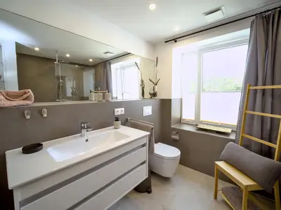 Badezimmer 1: Dusche, Waschbecken, WC