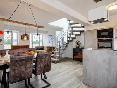 Wohn/Essbereich: Sofa, Sitzbereich, Essbereich, TV, Zugang zum Balkon