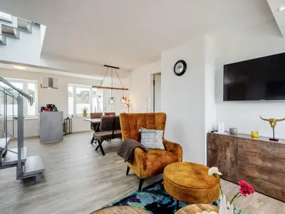 Wohn/Essbereich: Sofa, Sitzbereich, Essbereich, TV, Zugang zum Balkon