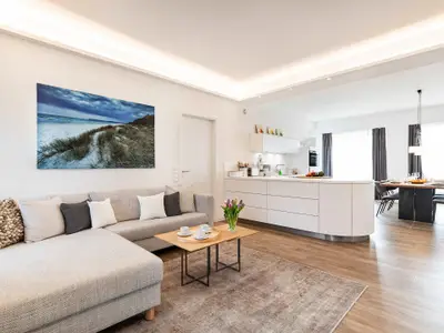 Wohn/Essbereich: Sofa, Sitzbereich, Essbereich, TV, Zugang zur Terrasse