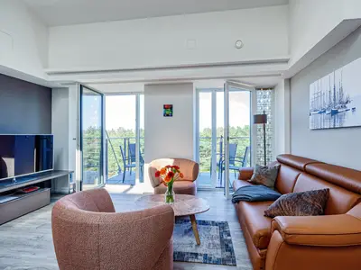 Wohn/Essbereich: Sofa, Sitzbereich, Essbereich, TV, Zugang zum Balkon